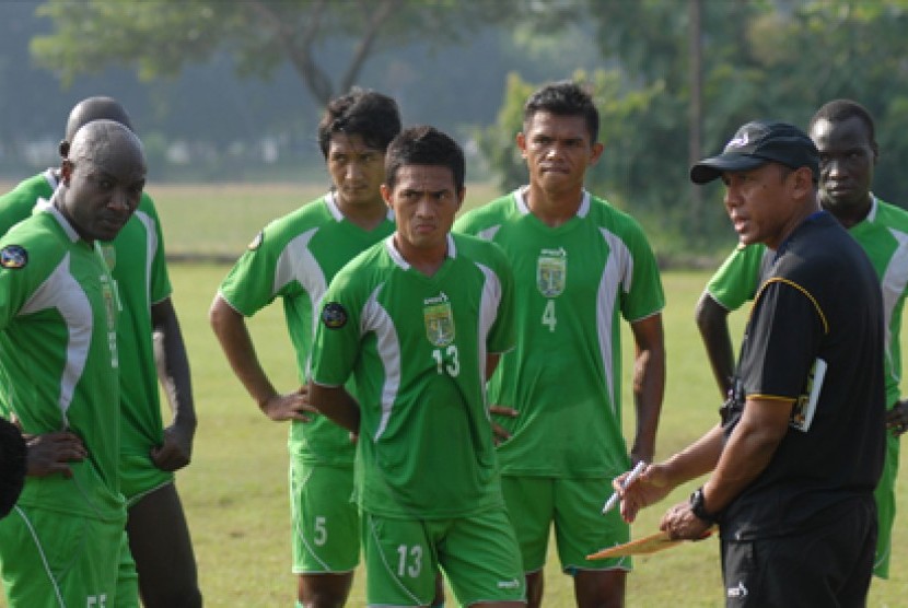 Pelatih kepala Persebaya Surabaya, Rahmad Darmawan (kedua kanan) mengintruksi pemain dalam latihan.