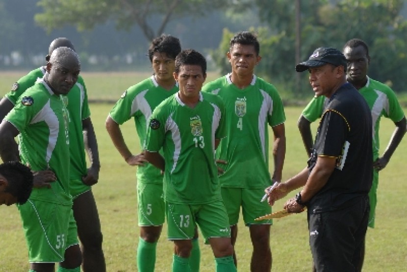 Pelatih kepala Persebaya Surabaya, Rahmad Darmawan (kedua kanan) mengintruksi pemain dalam latihan di Lapangan Brigif-1 Marinir, Gedangan, Sidoarjo, Jatim, Sabtu (1/3). 