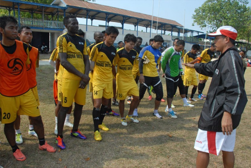  Pelatih kepala Persepam Madura United (P-MU), Mustaqiem, memberikan arahan, saat latihan persiapan pertandingan amal untuk kerusuhan Sampang, di Stadion Soenarto Hadiwidjojo, Pamekasan, Jatim, Jumat (7/9). P-MU akan melakukan pertandingan amal melawan Per