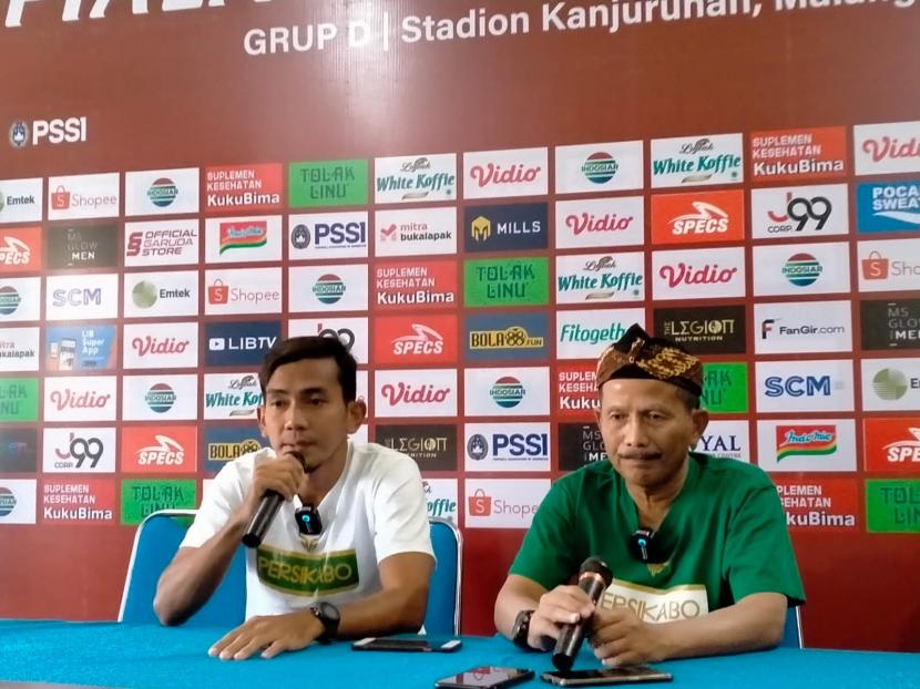 Pelatih Kepala Persikabo 1973, Djadjang Nurdjaman (kanan) bersama pemain Ryan Wiradinata (kiri) memberikan keterangan pers mengenai persiapan pertandingan melawan Arema FC di Kantor Arema FC, Kota Malang, Sabtu (18/6/2022). 