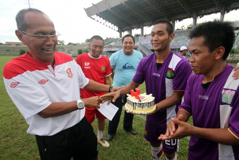 Pelatih kepala Persita Tangerang Bambang Nurdiansyah (kiri) menerima kue ulang tahun yang diberikan para pemain saat merayakan ulang tahunnya usai melakukan latihan di Lapangan Benteng, Tangerang, Banten, Senin (29/12). Setelah terdegradasi dari ISL ke Div