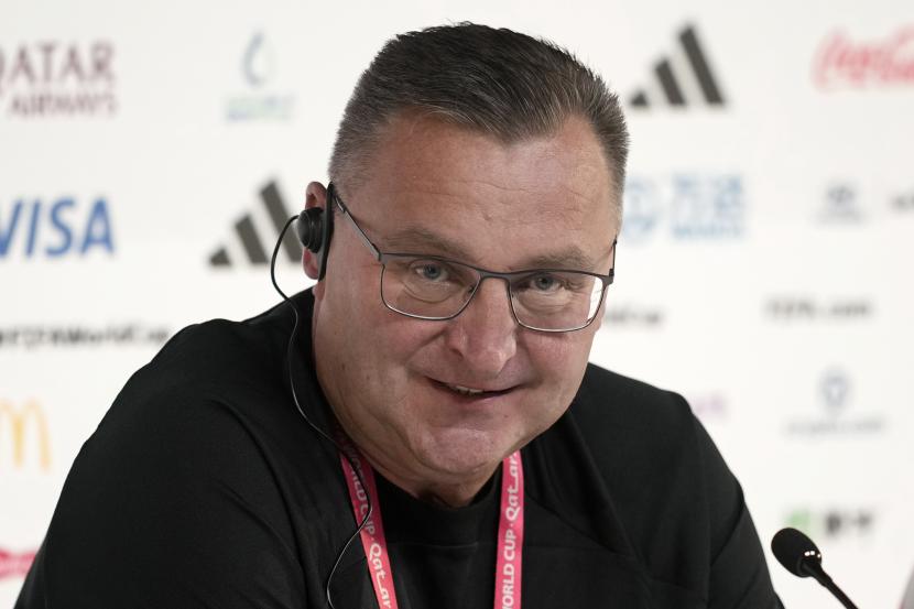 Pelatih kepala Polandia Czeslaw Michniewicz menghadiri konferensi pers di Doha, Qatar, Sabtu, 3 Desember 2022, menjelang pertandingan sepak bola Piala Dunia antara Prancis dan Polandia. 