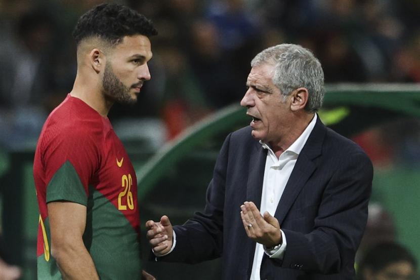 Pelatih timnas Portugal Fernando Santos berbicara dengan pemainnya Goncalo Ramos selama pertandingan sepak bola Piala Dunia 2022 Qatar.