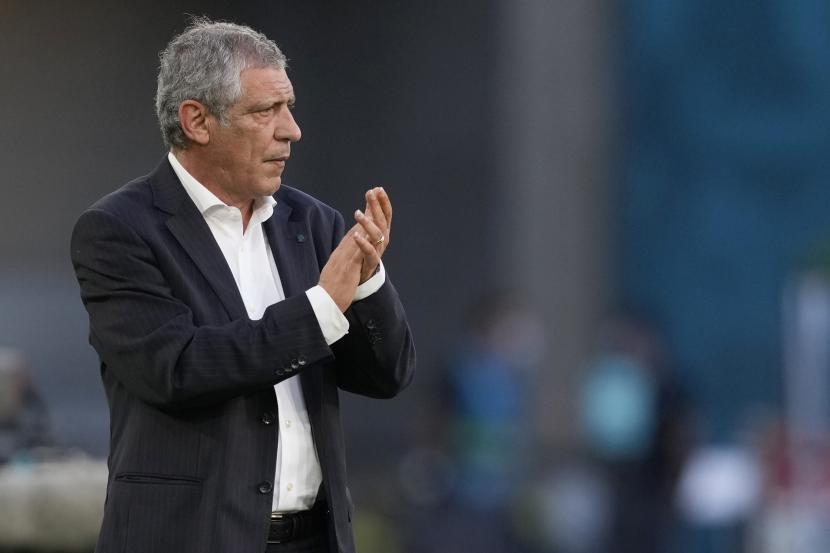 Pelatih timnas Portugal Fernando Santos. Fernando Santos meminta anak-anak asuhnya tak menganggap remeh Makedonia Utara pada final play-off Piala Dunia 2022 pekan depan.. 