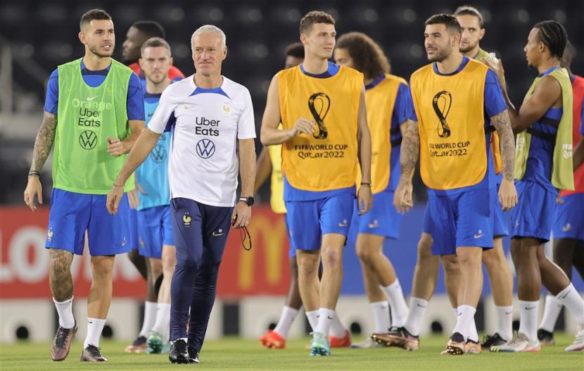  Pelatih kepala Prancis Didier Deschamps (3-L) memimpin sesi latihan timnya di Doha, Qatar, 17 November 2022. Piala Dunia FIFA 2022 akan berlangsung mulai 20 November hingga 18 Desember 2022 di Qatar.