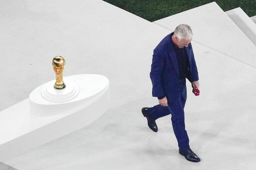  Pelatih timnas Prancis Didier Deschamps melewati trofi Piala Dunia setelah kalah dalam pertandingan sepak bola final Piala Dunia melawan Argentina di Stadion Lusail di Lusail, Qatar, Ahad (18/12/2022).