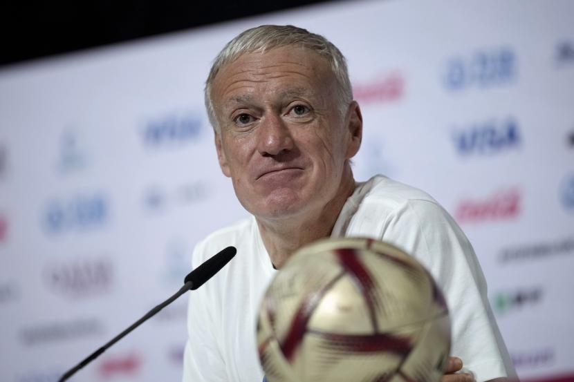 Pelatih kepala Prancis Didier Deschamps menjawab pertanyaan saat konferensi pers di Doha, Qatar, Sabtu, 17 Desember 2022 menjelang pertandingan sepak bola final Piala Dunia antara Prancis dan Argentina.