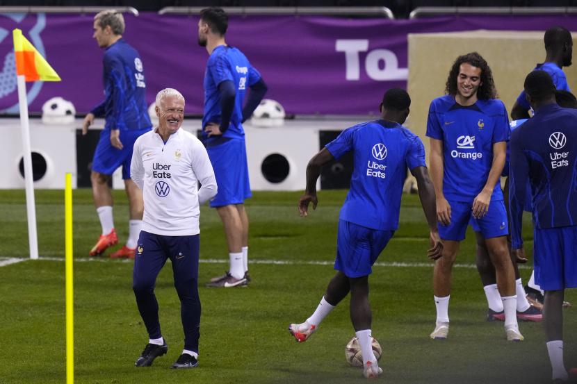 Pelatih timnas Prancis Didier Deschamps tersenyum saat sesi latihan di Stadion Jassim Bin Hamad di Doha, Qatar, Jumat, 16 Desember 2022. Prancis akan bermain melawan Argentina dalam pertandingan sepak bola final Piala Dunia pada 18 Desember 2022. 