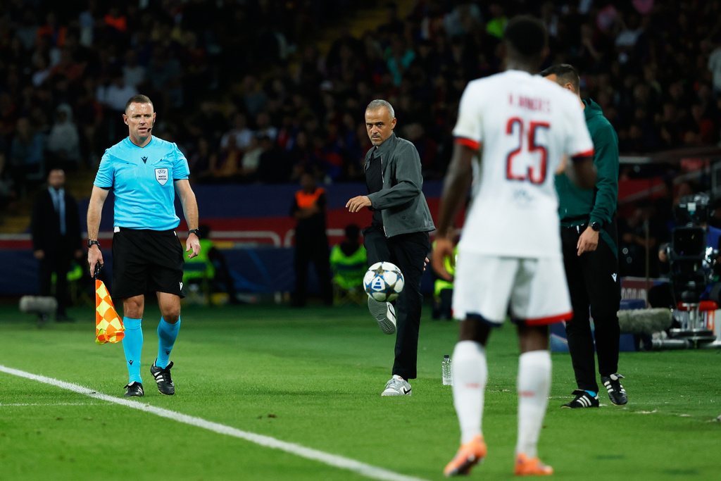 Pelatih kepala PSG, Luis Enrique, tengah, menendang bola dalam pertandingan pembuka Liga Champions antara Barcelona dan Paris Saint-Germain di Stadion Olimpiade Lluis Companys di Barcelona, ??Spanyol, Kamis, 2 Oktober 2025 dini hari WIB. 