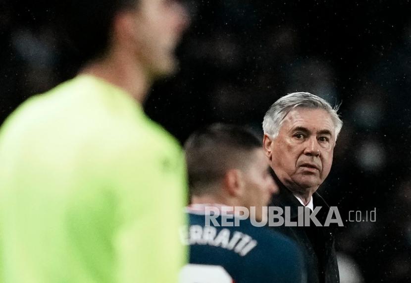  Pelatih kepala Real Madrid Carlo Ancelotti (kanan) menyaksikan pertandingan leg pertama babak 16 besar Liga Champions antara Paris Saint Germain dan Real Madrid di stadion Parc des Princes, di Paris, Prancis,Rabu (16/2) dini hari WIB .