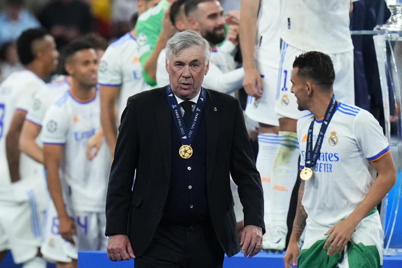 Pelatih kepala Real Madrid Carlo Ancelotti memakai medali setelah pertandingan sepak bola final Liga Champions antara Liverpool dan Real Madrid di Stade de France di Saint Denis dekat Paris, Sabtu, 28 Mei 2022. Real menang 1-0.