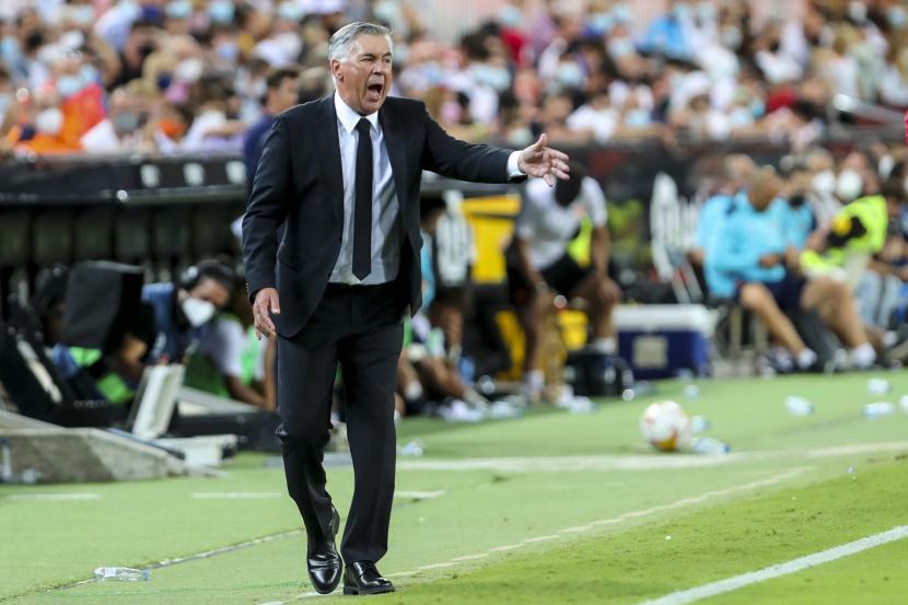 Pelatih Real Madrid Carlo Ancelotti saat sedang memberikan instruksi.