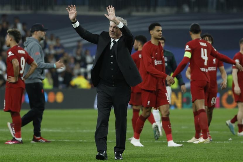 Pelatih kepala Real Madrid Carlo Ancelotti merayakan keberhasilan timnya mengalahkan Liverpool dan lolos ke perempat final Liga Champions, di Santiago Bernabeu, Madrid, Kamis (16/3/2023). 