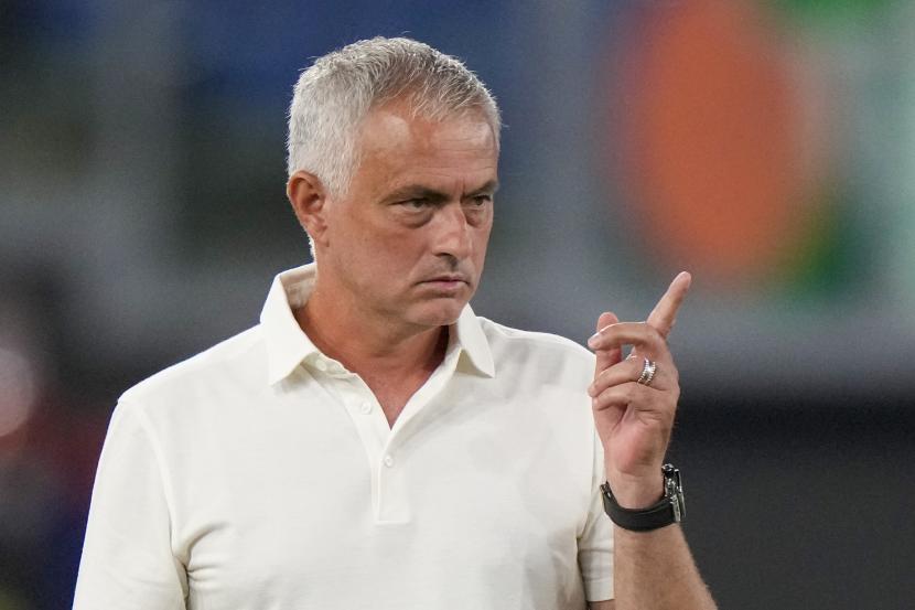 Pelatih kepala Roma Jose Mourinho memanggil para pemainnya saat pertandingan persahabatan antara Roma dan Raja Casablanca, di Stadion Olimpiade Roma, Sabtu, 14 Agustus 2021.