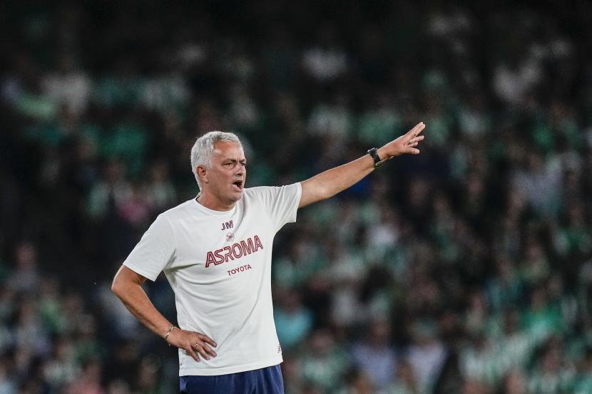 Pelatih kepala Roma Jose Mourinho memberi isyarat selama pertandingan sepak bola Grup C Liga Europa antara Betis dan Roma di stadion Benito Villamarin di Seville, Spanyol, Jumat (14/10/2022).