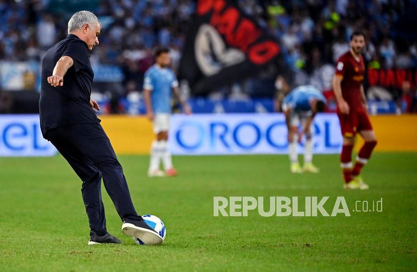Pelatih kepala Roma Jose Mourinho menendang bola pada pertandingan sepak bola Serie A Italia antara SS Lazio dan AS Roma di stadion Olimpico di Roma, Italia, Ahad (26/9).