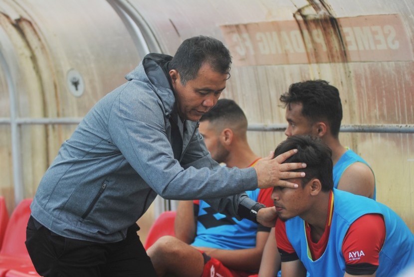 Pelatih kepala Semen Padang FC, Syafrianto Rusli (kiri), pamit dengan timnya usai dikalahkan Tira Persikabo, di Stadion GOR H Agus Salim, Padang, Sumatera Barat, Senin (8/7/2019). 