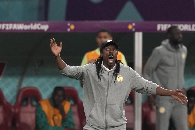 Pelatih kepala Senegal Aliou Cisse memberikan arahan kepada para pemainnya saat pertandingan sepak bola grup A Piala Dunia antara Ekuador dan Senegal, di Stadion Internasional Khalifa di Doha, Qatar, Selasa, 29 November 2022. 