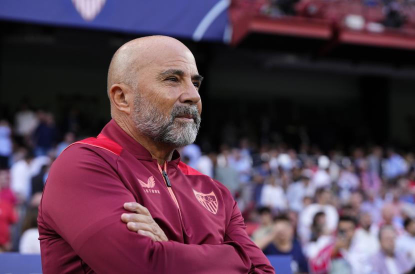 Mangan pelatih kepala Sevilla Jorge Sampaoli melihat jelang pertandingan sepak bola Liga Champions antara Sevilla dan Kopenhagen di stadion Ramon Sanchez Pizjuan di Seville, Spanyol, Selasa, 25 Oktober 2022. 