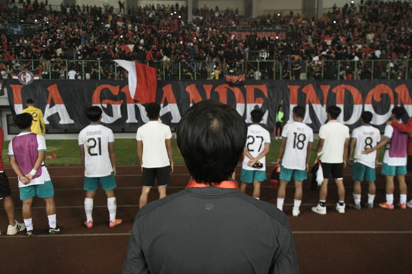 Pelatih kepala Shin Tae-Yong (tengah) bersama sejumlah pesepak bola Tim Nasional Indonesia U-19 menyapa suporter usai pertandingan melawan tim Nasional Myanmar U-19 (kanan) dalam laga penyisihan Grup Piala AFF U19 2022 di Stadion Patriot Chandrabhaga, Bekasi, Jawa Barat, Minggu (10/7/2022). Indonesia menang 5-1 dan gagal melaju ke semifinal piala AFF U19. 