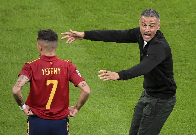 Pelatih timnas Spanyol Luis Enrique (kanan) bereaksi selama pertandingan sepak bola semifinal UEFA Nations League antara Italia dan Spanyol di Milan, Italia, 6 Oktober 2021. 