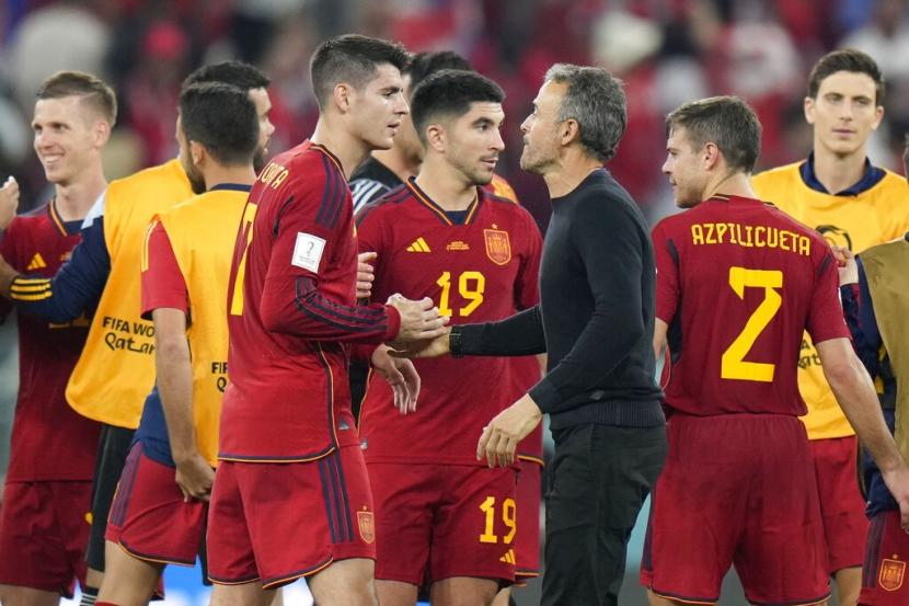  Pelatih kepala Spanyol Luis Enrique (kedua kanan) mengucapkan selamat kepada Alvaro Morata usai pertandingan sepak bola grup E Piala Dunia antara Spanyol dan Kosta Rika, di Stadion Al Thumama di Doha, Qatar, Rabu, 23 November 2022. Spanyol menang 7-0.