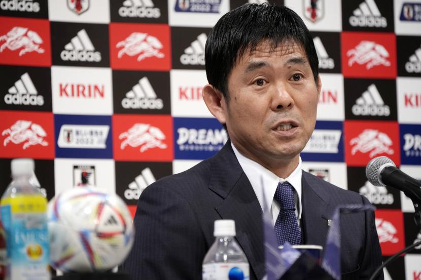 Pelatih kepala tim nasional Jepang Hajime Moriyasu berbicara saat pengumuman anggota tim nasional untuk Piala Dunia FIFA 2022 Selasa, 1 November 2022, di Tokyo. 