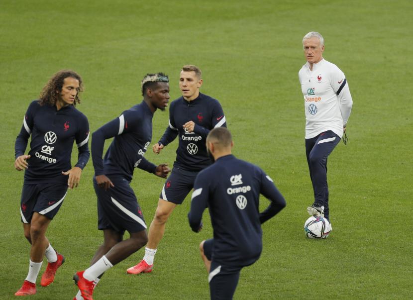 Pelatih kepala tim nasional sepak bola Prancis Didier Deschamps (kanan) memimpin sesi latihan timnya beberapa waktu lalu.
