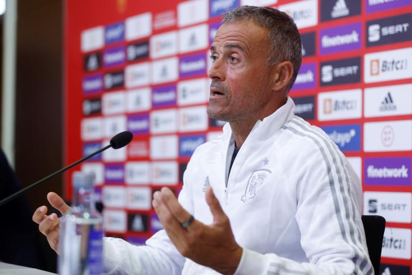 Pelatih kepala tim nasional sepak bola Spanyol, Luis Enrique, saat konferensi pers di Las Rozas Sports City di Madrid, Spanyol, 30 September 2021. 