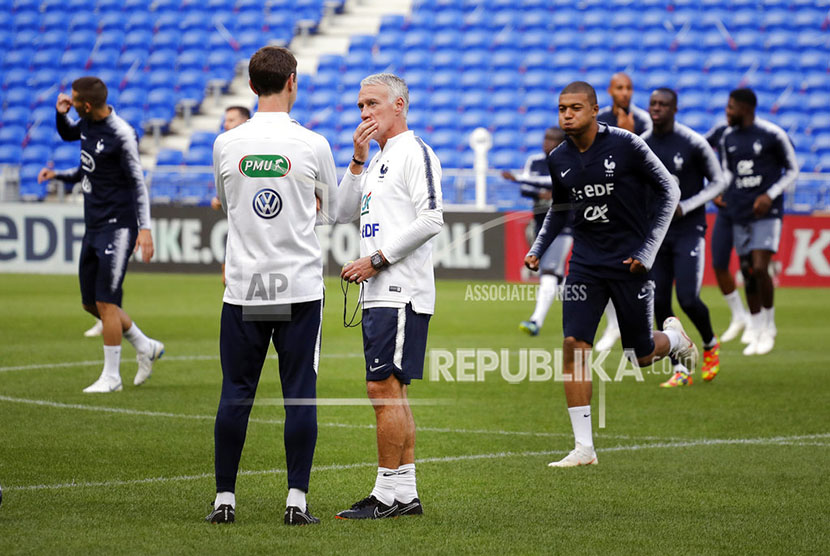 Pelatih Kepala Timnas Prancis Didier Deschamps berbicara dengan assisten pelatih saat latihan di Groupama stadium Decines Lyon Prancis