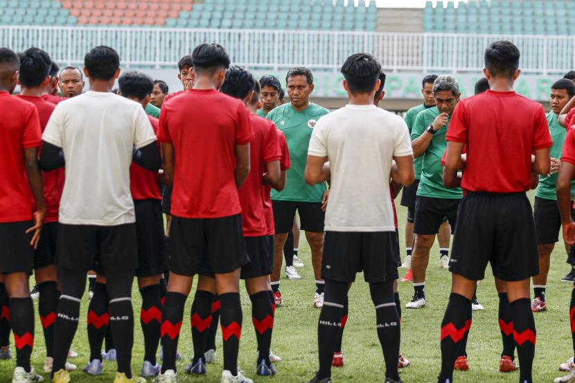 Pelatih kepala Timnas sepak bola Indonesia U-17 Bima Sakti (tengah) memberikan pengarahan kepada sejumlah pesepak bola Timnas saat latihan di Stadion Pakansari, Kabupaten Bogor, Jawa Barat, Jumat (30/9/2022). Latihan tersebut sebagai persiapan dalam kualifikasi Piala Asia AFC U-17 grup B yang dilaksanakan dari tanggal 3-9 Oktober 2022. 