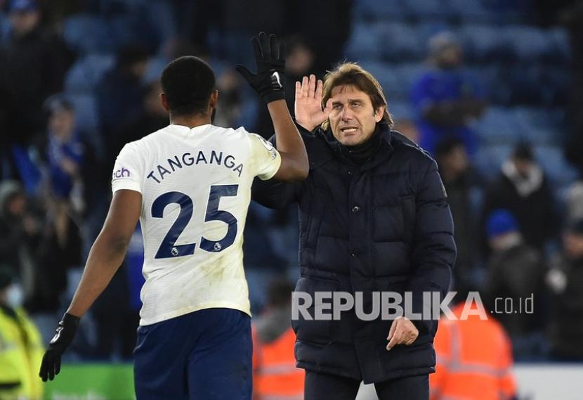 Pelatih kepala Tottenham Antonio Conte (kanan) menyapa Japhet Tanganga setelah pertandingan sepak bola Liga Inggris antara Leicester City dan Tottenham Hotspur di stadion King Power di Leicester, Inggris, Kamis (20/1/2022) dini hari WIB.