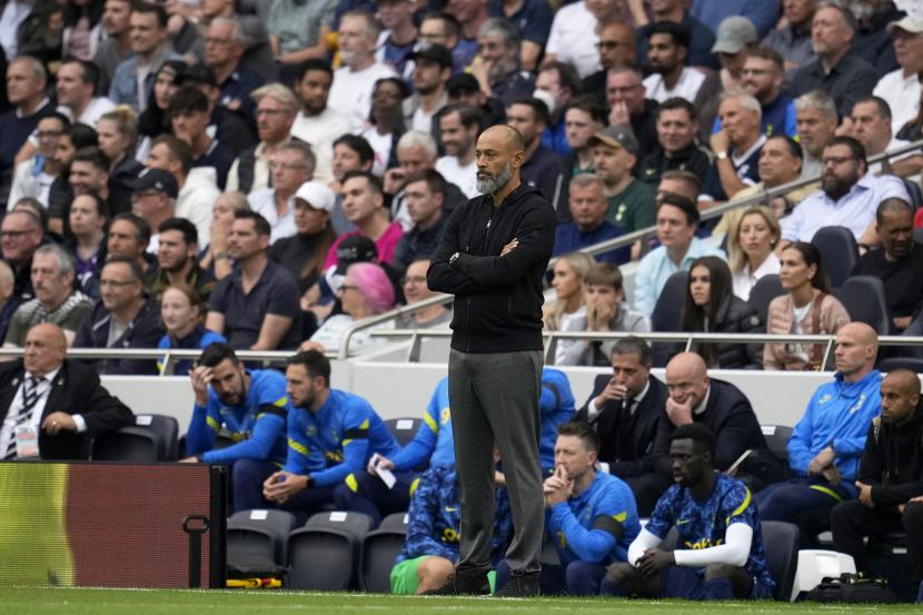 Pelatih kepala Tottenham Nuno Espirito Santo berdiri di pinggir lapangan selama pertandingan sepak bola Liga Premier Inggris antara Tottenham Hotspur dan Chelsea di Stadion Tottenham Hotspur di London, Inggris, Minggu, 19 September 2021.