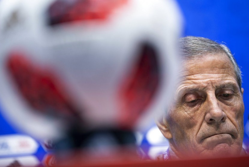 Oscar Tabarez diberhentikan melatih timnas Uruguay setelah hasil mengecewakan.