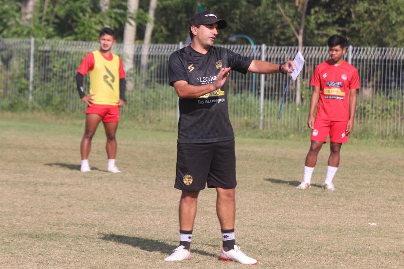 Pelatih kesebelasan Arema FC Eduardo Almeida (tengah) memberi instruksi saat memimpin latihan di lapangan Tirtomoyo, Malang, Jawa Timur, Rabu (13/7/2022). Latihan tersebut sebagai persiapan menghadapi laga final Piala Presiden 2022 melawan Borneo FC.