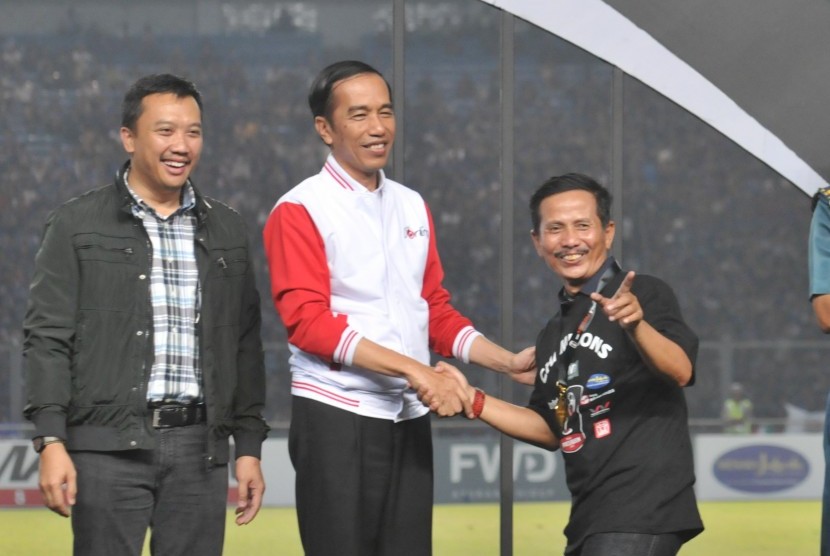 Pelatih kesebelasan Persib menerima ucapan selamat dari Presiden Joko Widodo pada laga final Piala Presiden di Stadion Utama Gelora Bung Karno, Ahad (18/10).