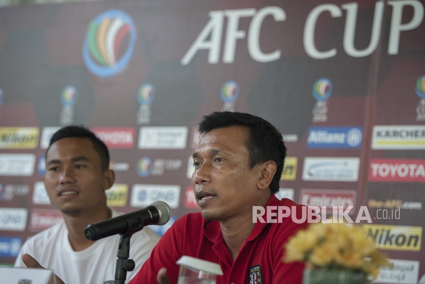Pelatih klub Bali United Widodo C Putro (kanan) bersama pemain Ricky Fajrin (kiri) menyampaikan kesiapan timnya dalam konferensi pers jelang laga Piala AFC 2018 di Sanur, Bali, Selasa (6/3). 