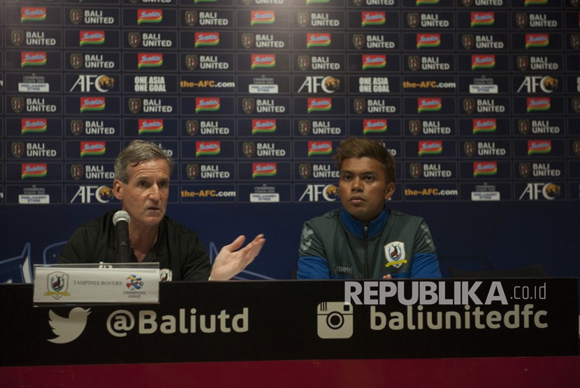 Pelatih Klub Tampines Rovers Singapura, Juergen Raab (kiri) bersama pesepak bola Tampines Rovers, Syafirul Sulaiman (kanan) memberi keterangan pers terkait kesiapan timnya jelang pertandingan Liga Champion Asia 2018 di Stadion Dipta, Gianyar, Senin (15/1). 