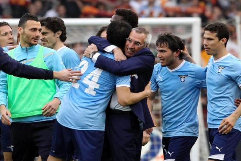 Pelatih Lazio, Edoardo Reja (tengah), merayakan kemenangan timnya usai melawan AS Roma di stadion Olimpiaco, Roma, Ahad (4/3). 