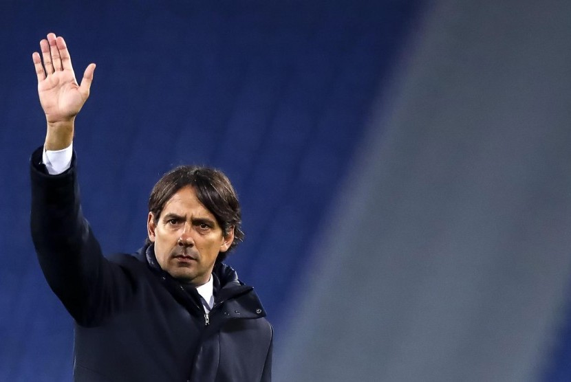 Pelatih Lazio Simone Inzaghi melambaikan tangan pada akhir pertandingan grup Liga Europa UEFA antara SS Lazio dan SBV Vitesse di Stadion Olimpiade Roma, Italia, Jumat (24/11). 