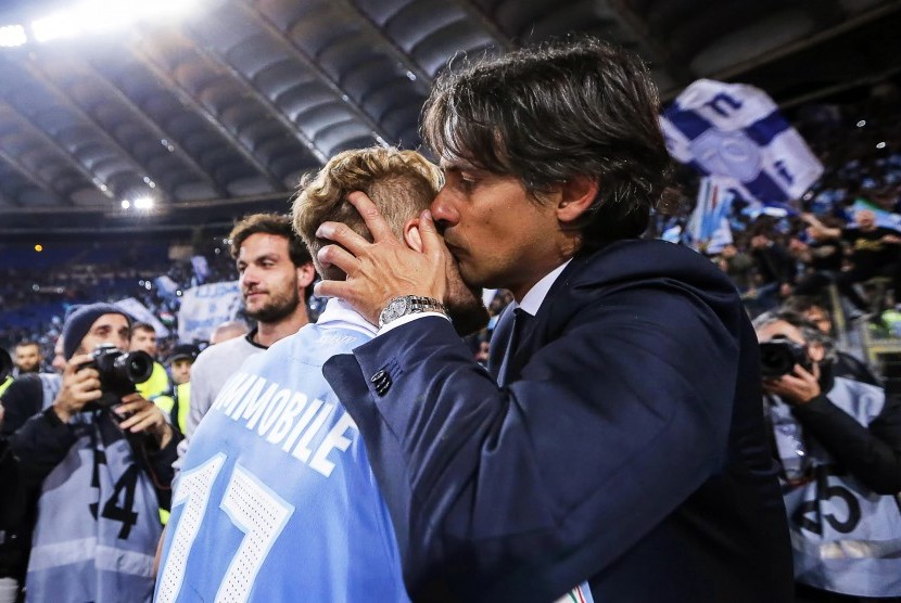 Pelatih Lazio, Simone Inzaghi mencium salah satu pemainnya seusai laga Coppa Italia melawan AS Roma di Olimpico, Rabu (5/4) dini hari WIB. Lazio melaju ke babak final.