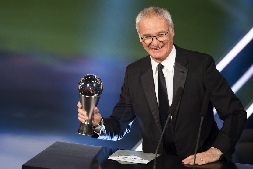 Pelatih Leicester City, Claudio Rainieri menerima trofi pelatih terbaik 2016 versi FIFA, di Zurich, Swiss, Senin (9/1).