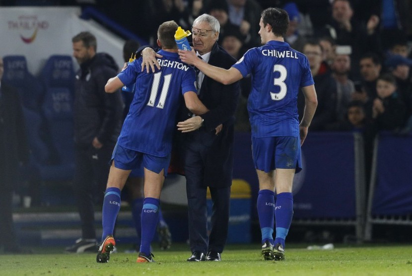 Pelatih Leicester City, Claudio Ranieri (tengah) memeluk Marc Albrighton seusai laga Liga Primer lawan West Ham United di stadion King Power, Sabtu (31/12). Leicester menang 1-0.