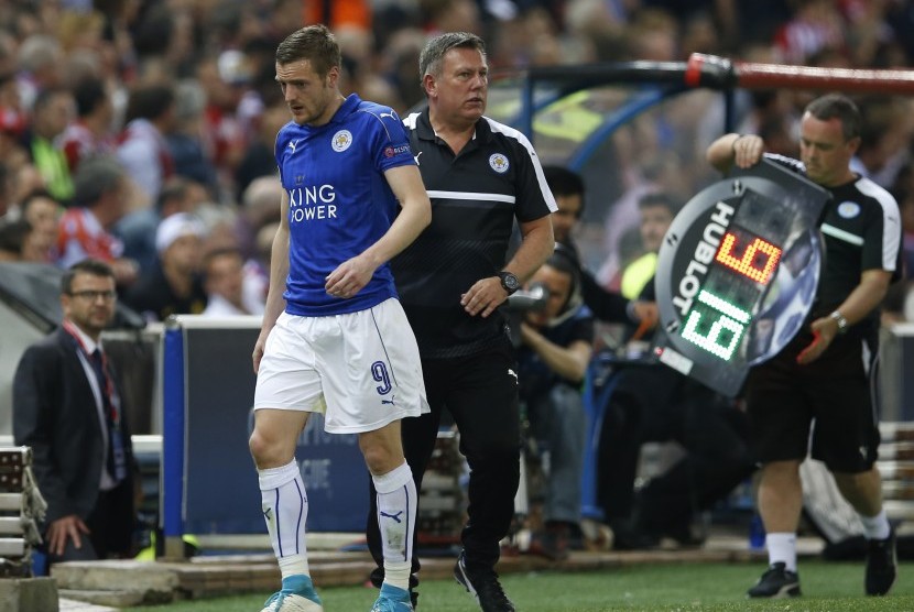 Pelatih Leicester City, Craig Shakespeare (kanan) saat menarik keluar Jamie Vardy pada leg pertama perempat final Liga Champions lawan Atletico Madrid di Vicente Calderon, Kamis (13/4) dini hari WIB. Leicester kalah 0-1.