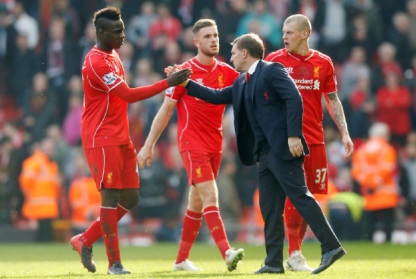 Pelatih Liverpool Brendan Rodgers bersama anak-anak asuhnya seusai laga melawan Manchester United.