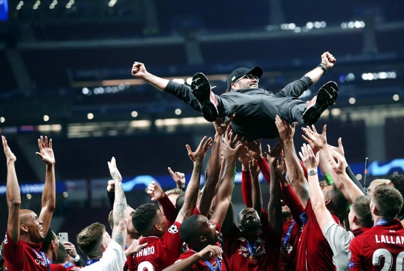 Pelatih Liverpool, Juergen Klopp dilambungkan ke udara oleh skuatnya setelah menjuarai Liga Champions 2019.