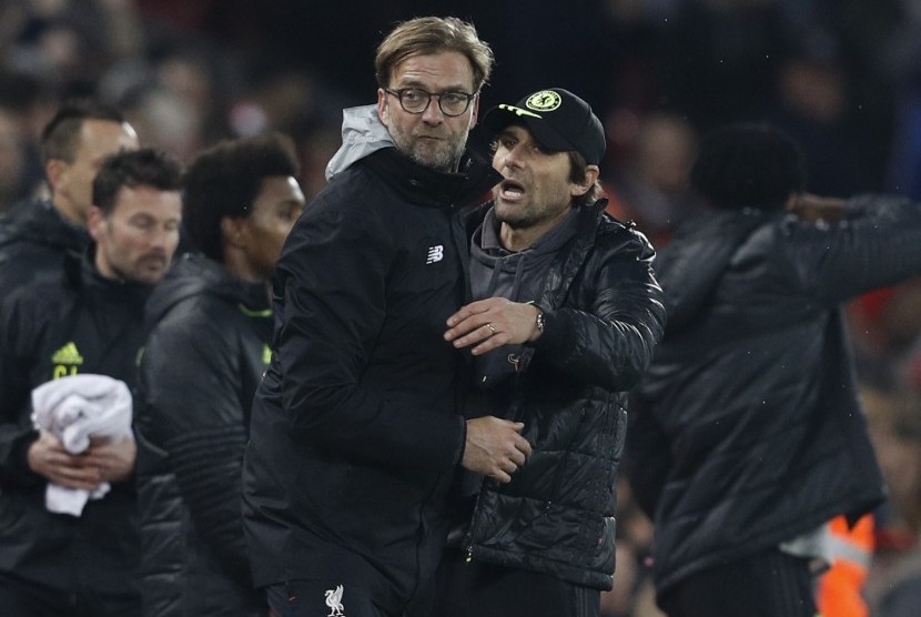 Pelatih Liverpool, Juergen Klopp (kiri) bersalaman dengan pelatih Chelsea, Antonio Conte seusai laga Liga Primer Inggris di Anfield, Rabu (1/2) dini hari WIB. Besok malam kedua tim akan kembali bertemu.