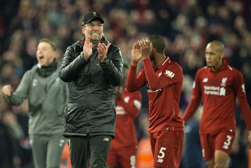 Pelatih Liverpool, Juergen Klopp merayakan kemenangan timnya pada suatu laga Liga Primer Inggris.