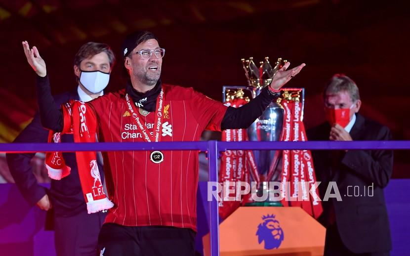 Pelatih Liverpool Jurgen Klopp memakai medali juara setelah pertandingan sepak bola Liga Premier Inggris antara Liverpool dan Chelsea di Stadion Anfield di Liverpool, Inggris, Rabu (22/7/2020). 
