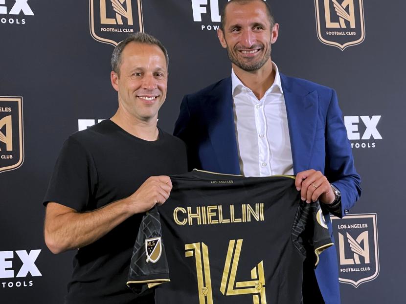  Pelatih Los Angeles FC Steve Cherundolo (kiri) bergabung dengan Giorgio Chiellini di Los Angeles selama konferensi pers Rabu, 29 Juni 2022, di Los Angeles. Chiellini akan merumput di Amerika Serikat dan Major League Soccer (MLS) setelah 15 tahun bersama Juventus di Serie A Liga Italia. 